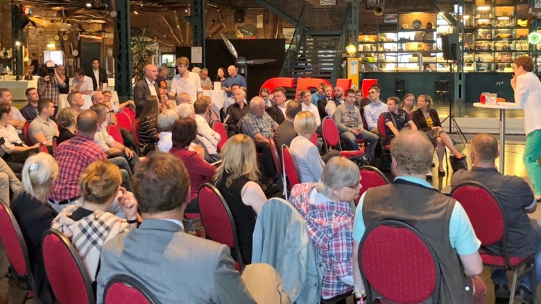 CDU-Generalsekretärin Annegret Kramp-Karrenbauer während der Zuhör-Tour auf dem Podium im Da Capo Oldtimermuseum Leipzig