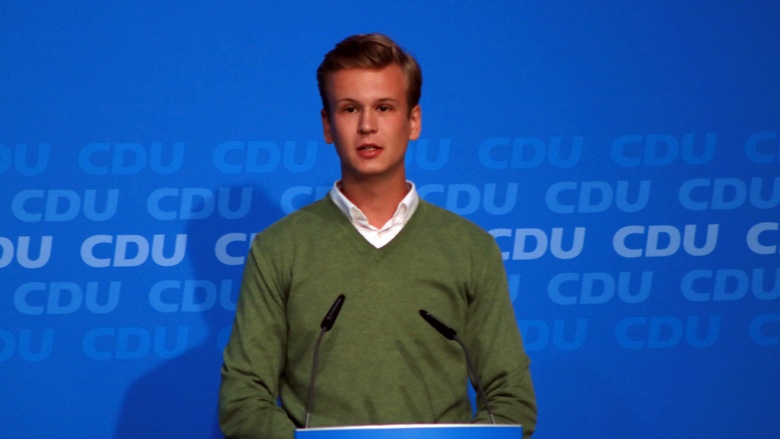 JU-Kreisvorsitzender Philipp Dillmann begrüßt die Referenten und Gäste. Auf dem Bild sieht man den JU-Kreisvorsitzenden Philipp Dillmann am Rednerpult