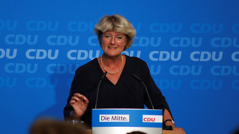 Kulturstaatsministerin Monika Grütters führt in die Debatte ein. Auf dem Bild sieht man Kulturstaatsministerin Monika Grütters am Rednerpult.