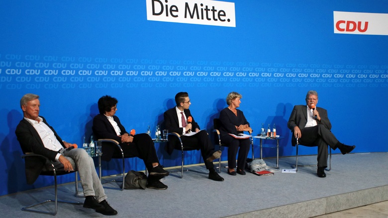Ole von Beust, Mariam Lau, Moderator Kevin Hänel, Monika Grütters und Oskar Niedermeyer (v.l.n.r.) Auf dem Bild sieht man von links nach rechts: Ole von Beust, Mariam Lau, Moderator Kevin Hänel, Monika Grütters und Oskar Niedermeyer.