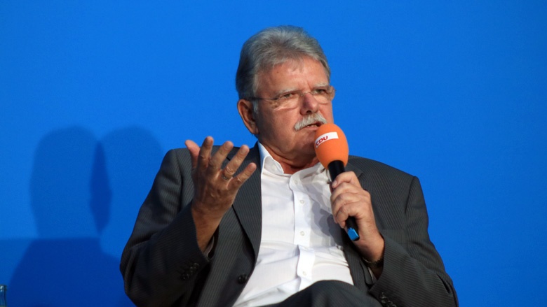 Politikwissenschaftler Oskar Niedermeyer berichtet aus Forschersicht. Auf dem Bild sieht man Oskar Niedermeyer mit Mikrofon.
