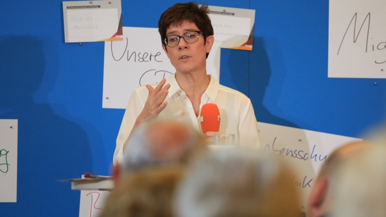 CDU-Generalsekretärin Annegret Kramp-Karrenbauer Zuhör-Tour Fulda