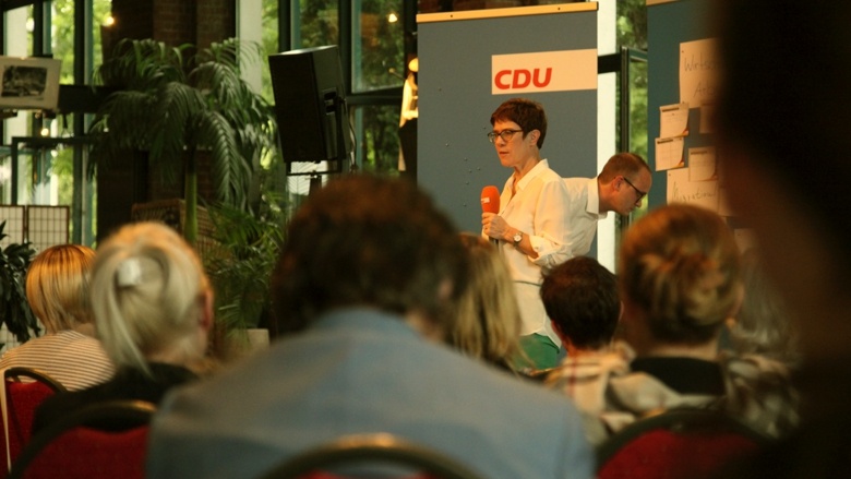 CDU-Generalsekretärin Annegret Kramp-Karrenbauer sammelt Eindrücke und Fragen auf dem Podium der Zuhör-Tour in Leipzig 