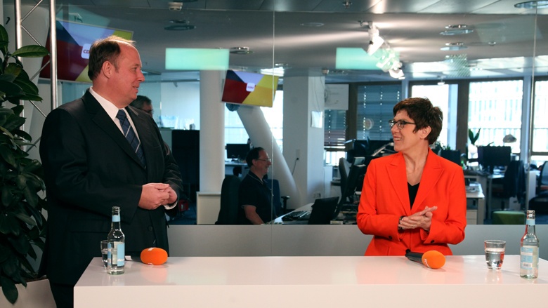 Auf dem Bild sieht man Kanzleramtsminister Helge Braun und CDU-Vorsitzende Annegret Kramp-Karrenbauer beim CDU Live im TV-Studio