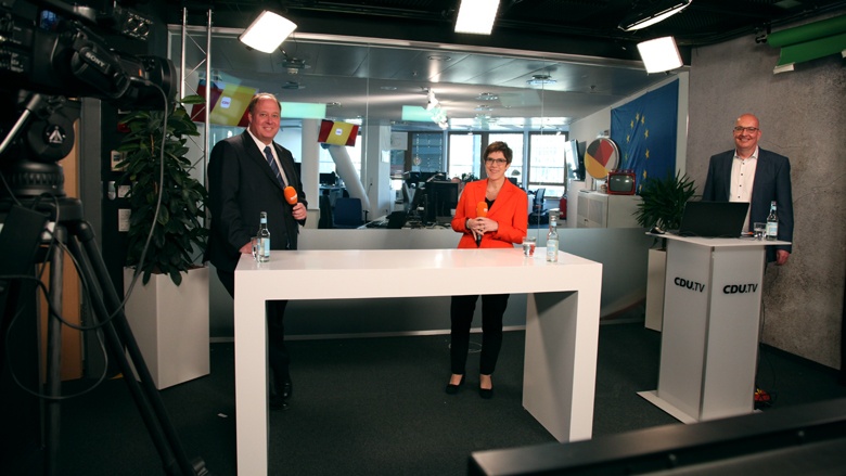 Auf dem Bild sieht man Kanzleramtsminister Helge Braun, CDU-Vorsitzende Annegret Kramp-Karrenbauer und Moderator Frank Niebuhr beim CDU Live im TV-Studio