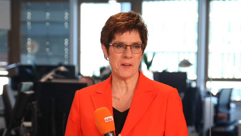 Auf dem Bild sieht man die CDU-Vorsitzende Annegret Kramp-Karrenbauer beim CDU Live im TV-Studio
