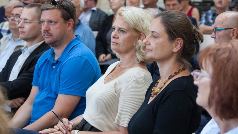 Zuhörer der Zuhör-Tour zum CDU-Grundsatzprogramm im Alten E-Werk in Cottbus