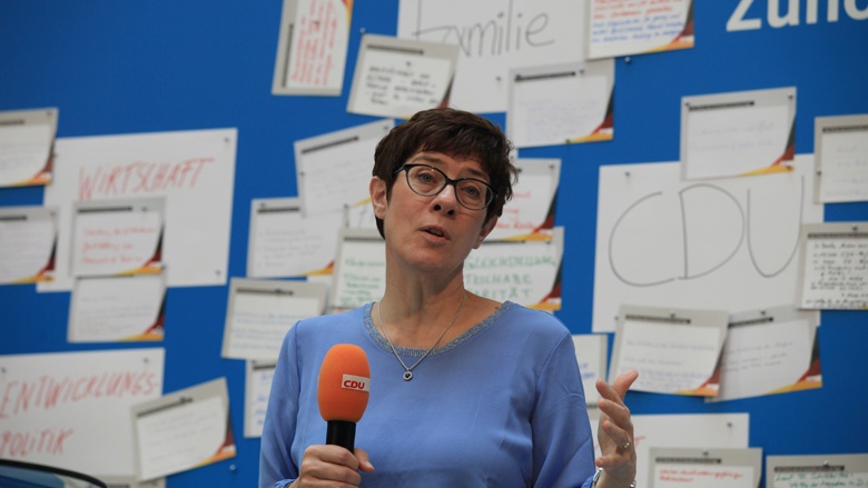 CDU-Generalsekretärin Annegret Kramp Karrenbauer erläutert Hintergrunde. Auf dem Bild sieht man: CDU-Generalsekretärin Annegret Kramp Karrenbauer erläutert Hintergrunde.