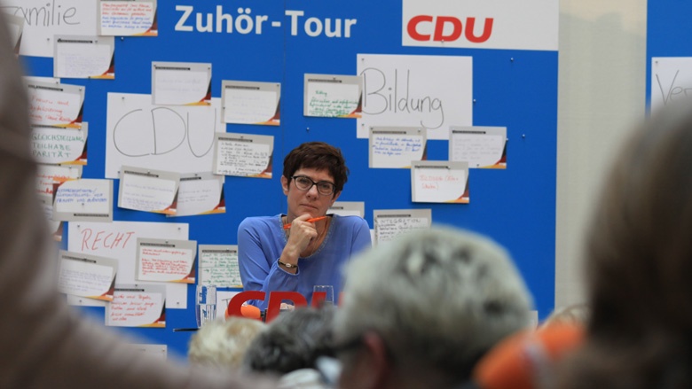 Auf dem Bild sieht man: CDU-Generalsekretärin Annegret Kramp Karrenbauer hört den Fragen der Teilnehmerinnen aufmerksam zu..