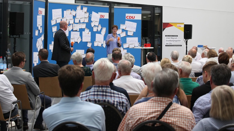 Auf dem Bild sieht man: CDU-Generalsekretärin Annegret Kramp-Karrenbauer spricht zu den Gästen auf der Zuhör-Tour in Braunschweig