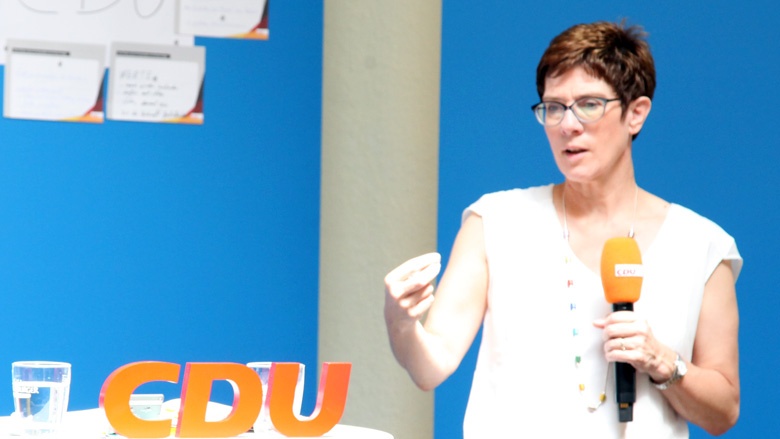 Das Bild zeigt: CDU-Generalsekretärin beantwortet in Quedlinburg Fragen der Teilnehmer der Zuhör-Tour
