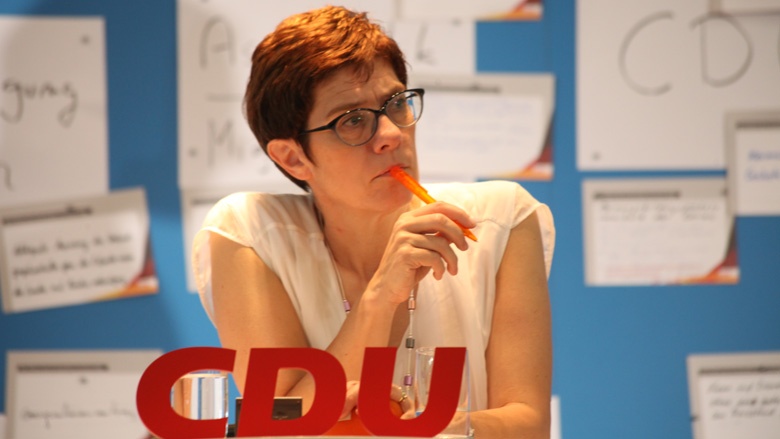 Das Bild zeigt: CDU-Generalsekretärin Annegret Kramp-Karrenbauer notiert Fragen und Beiträge aus dem Plenum