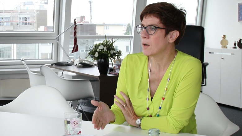 CDU-Generalsekretärin im Gespräch mit den Rerportern der BILD am Sonntag, Miriam Hollstein und Roman Eichinger CDU-Generalsekretärin im Gespräch mit den Rerportern der BILD am Sonntag, Miriam Hollstein und Roman Eichinger