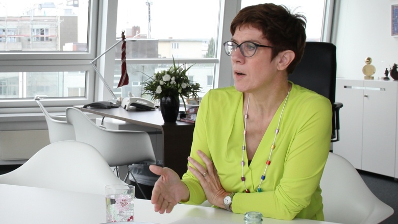 CDU-Generalsekretärin Annegret Kramp-Karrenbauer im Gespräch mit der BILD-Zeitung