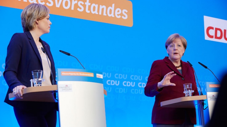 Julia Klöckner und Angela Merkel stellen die Mainzer Erklärung der Presse vor