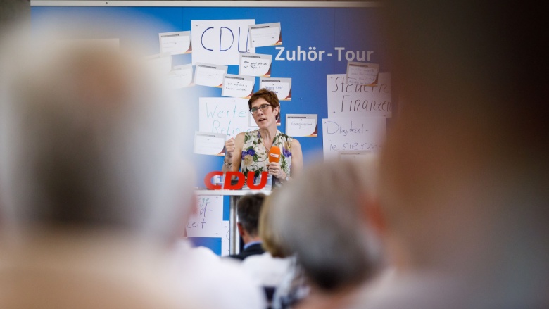 CDU-Generalsekretärin Annegret Kramp-Karrenbauer hört zu