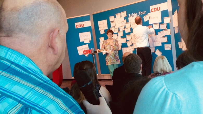 Frage eines Teilnehmers an CDU-Generalsekretärin Annegret Kramp-Karrenbauer während der Zuhör-Tour in Koblenz