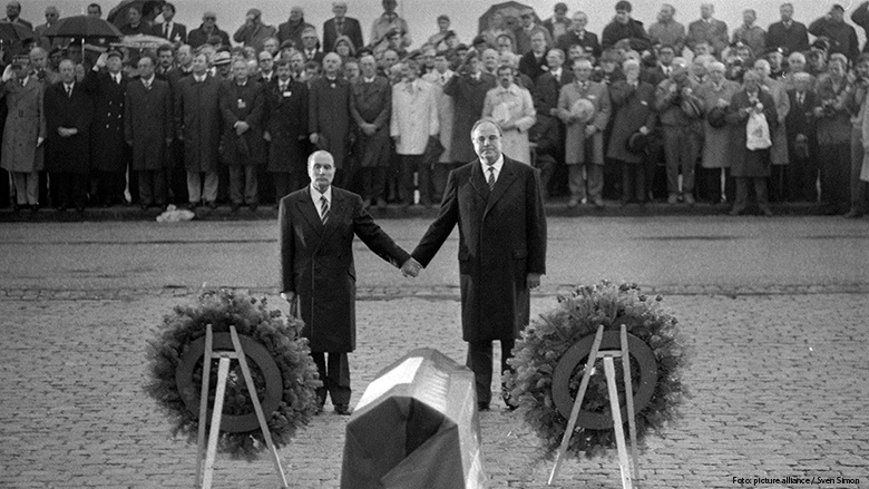François Mitterrand und Bundeskanzler Helmut Kohl erinnern gemeinsam Hand in Hand in Verdun an die französischen und deutschen Weltkriegs-Opfer.