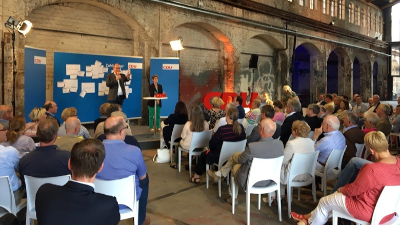 Auf dem Bild sieht man: Über 100 Mitglieder der CDU in Lübeck sind in die Kulturwerft Gollan gekommen.