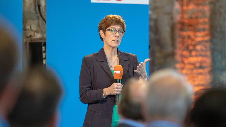 Auf dem Bild sieht man CDU-Generalsekretärin Annegret Kramp-Karrenbauer, die in Lübeck Hintergründe erläutert.