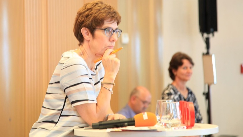 CDU-Generalsekretärin Annegret Kramp-Karrenbauer während der Zuhör-Tour in Ehingen (Baden-Württemberg)