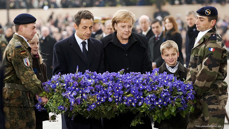 Bundeskanzlerin Merkel und der französische Präsident Nicolas Sarkozy nehmen in Paris gemeinsam an den Feierlichkeiten zum Ende des Ersten Weltkriegs teil.