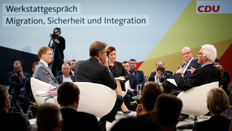 Moderatorin Angela Elis diskutiert mit Professor Dr. Christian Hillgruber, Professor Dr. Daniel Thym, Gerald Knaus und Professor Dr. Egbert Jahn Moderatorin Angela Elis diskutiert mit Professor Dr. Christian Hillgruber, Professor Dr. Daniel Thym, Gerald Knaus und Professor Dr. Egbert Jahn
