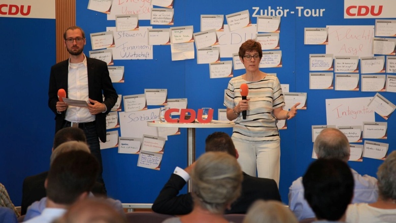 CDU-Generalsekretärin Annegret Kramp-Karrenbauer während der Zuhör-Tour in Ehingen (Baden-Württemberg)