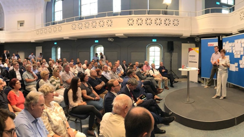 CDU-Generalsekretärin Annegret Kramp-Karrenbauer während der Zuhör-Tour im Alten Hallenbad in Heidelberg