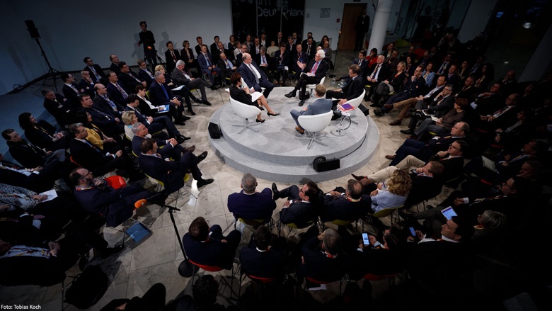 Moderatorin Angela Elis diskutiert mit Professor Dr. Christian Hillgruber, Professor Dr. Daniel Thym, Gerald Knaus und Professor Dr. Egbert Jahn Moderatorin Angela Elis diskutiert mit Professor Dr. Christian Hillgruber, Professor Dr. Daniel Thym, Gerald Knaus und Professor Dr. Egbert Jahn