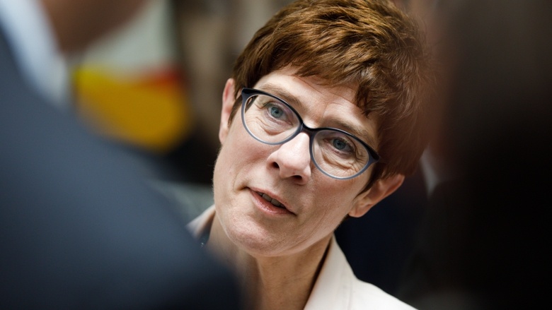 CDU-Generalsekretärin Annegret Kramp-Karrenbauer im Gespräch (Beispielfoto) CDU-Generalsekretärin Annegret Kramp-Karrenbauer im Gespräch (Beispielfoto)