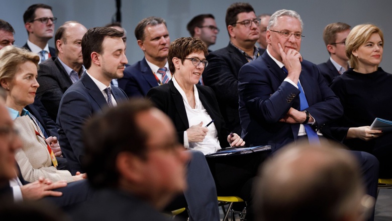 CDU-Generasekretär Paul Ziemak, CDU-Vorsitzende Annegret Kramp-Karrenbauer und Bayerns Innenminister Joachim Herrmann mit anderen Zuhörern des Werkstattgespräches. CDU-Generasekretär Paul Ziemak, CDU-Vorsitzende Annegret Kramp-Karrenbauer und Bayerns Innenminister Joachim Herrmann mit anderen Zuhörern des Werkstattgespräches.