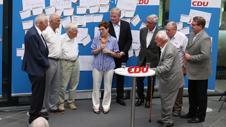 Auf dem Bild sieht man: CDU-Generalsekretärin Annegret Kramp-Karrenbauer ehrt auf der Zuhör-Tour in Braunschweig langjährige Mitglieder