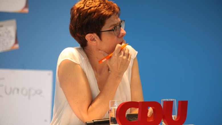 Das Bild zeigt: CDU-Generalsekretärin Annegret Kramp-Karrenbauer lauscht den Fragen der CDU-Mitglieder.