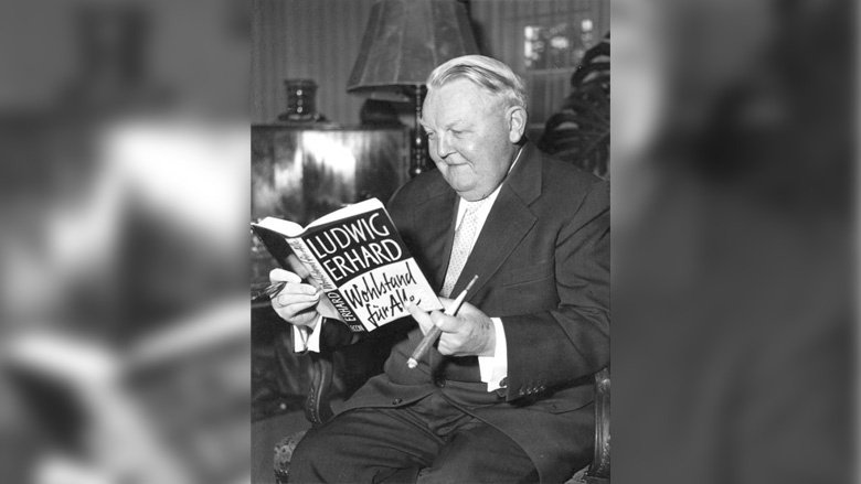 Ludwig Erhard und sein berühmtes Buch „Wohlstand für alle“. Wahrscheinlich noch berühmter als sein Markenzeichen, die Zigarre.