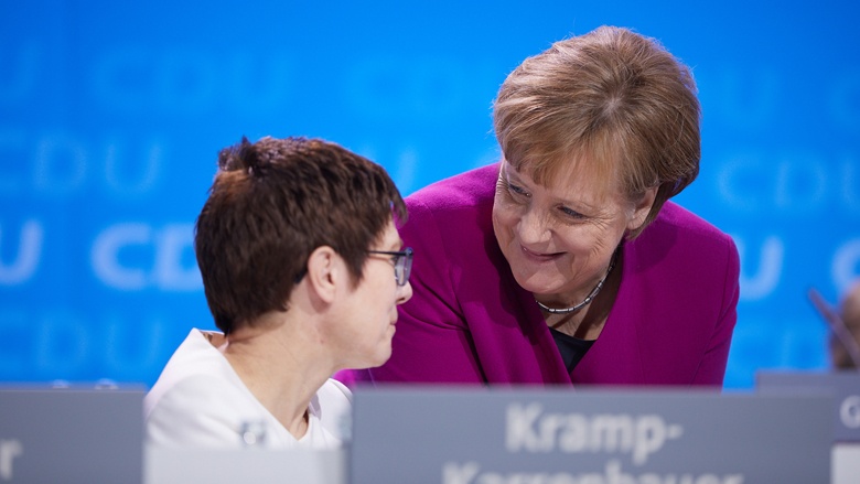 Impressionen vom 30. Parteitag der CDU / Annegret Kramp-Karrenbauer und Angela Merkel