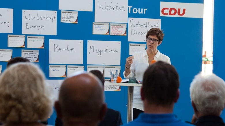 CDU-Generalsekretärin Annegret Kramp-Karrenbauer während der Zuhör-Tour in Cottbus