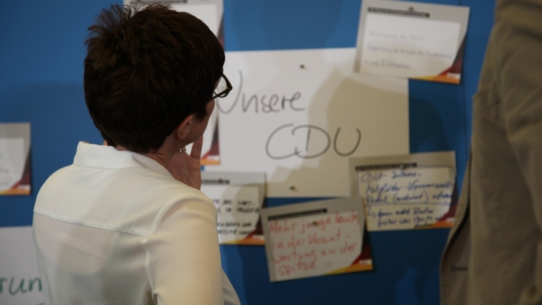 CDU-Generalsekretärin Annegret Kramp-Karrenbauer Zuhör-Tour Fulda