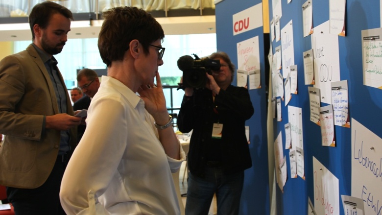 CDU-Generalsekretärin Annegret Kramp-Karrenbauer Zuhör-Tour Fulda