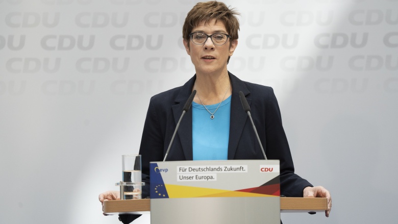 Annegret Kramp-Karrenbauer stellt den Beschluss "Kriminalität in Europa vernetzt bekämpfen" der Presse vor