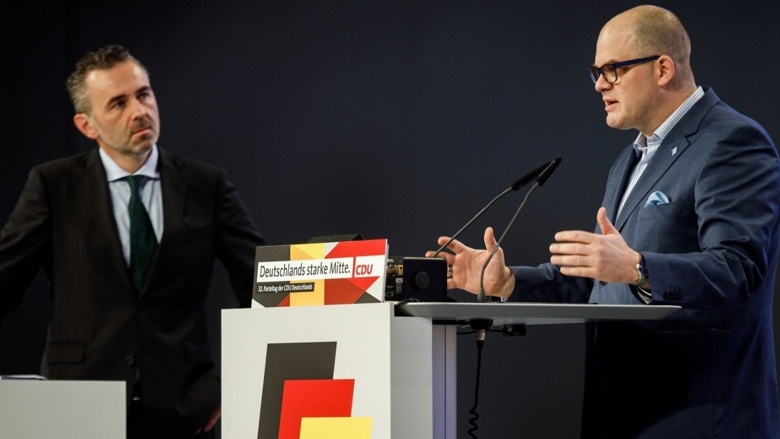 Zwei der Initiatoren des Antragspapiers zur Digitalcharta: (v.l.) Thomas Jarzombek MdB und Prof. Dr. Jörg Müller-Lietzkow Zwei der Initiatoren des Antragspapiers zur Digitalcharta: (v.l.) Thomas Jarzombek MdB und Prof. Dr. Jörg Müller-Lietzkow