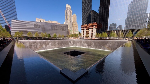 Blick über das südliche Becken des National September 11 Memorial in New York City (USA) auf das National September 11 Memorial Museum.
